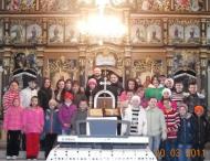 Copiii care activează în Corul Bisericii Ortodoxe Caporal Alexa, alături de părintele paroh Mariş Gabriel